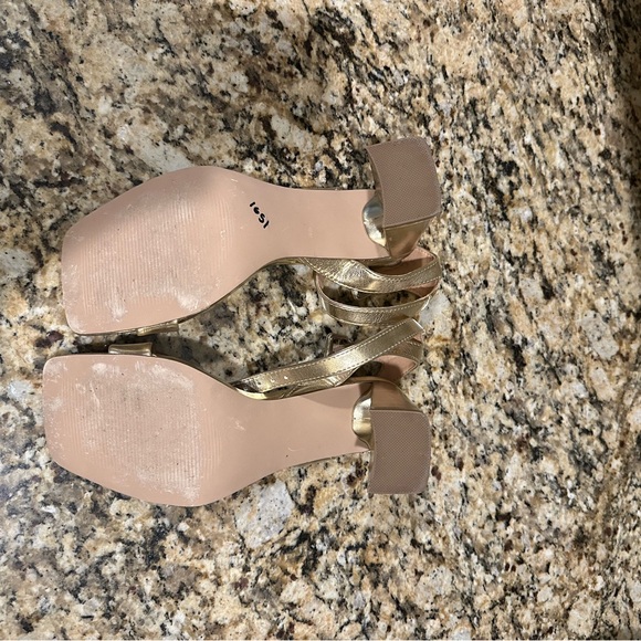 Madden Girl Gold Block Heels Sz 7.5 - Picture 4 of 4